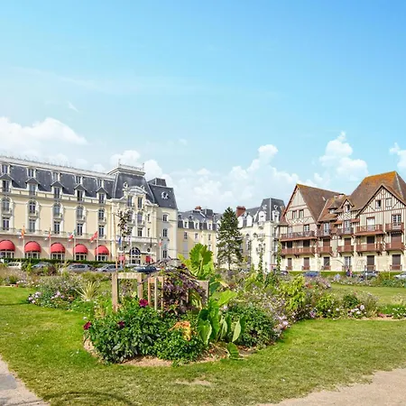 3 Bedroom Gorgeous In Deauville